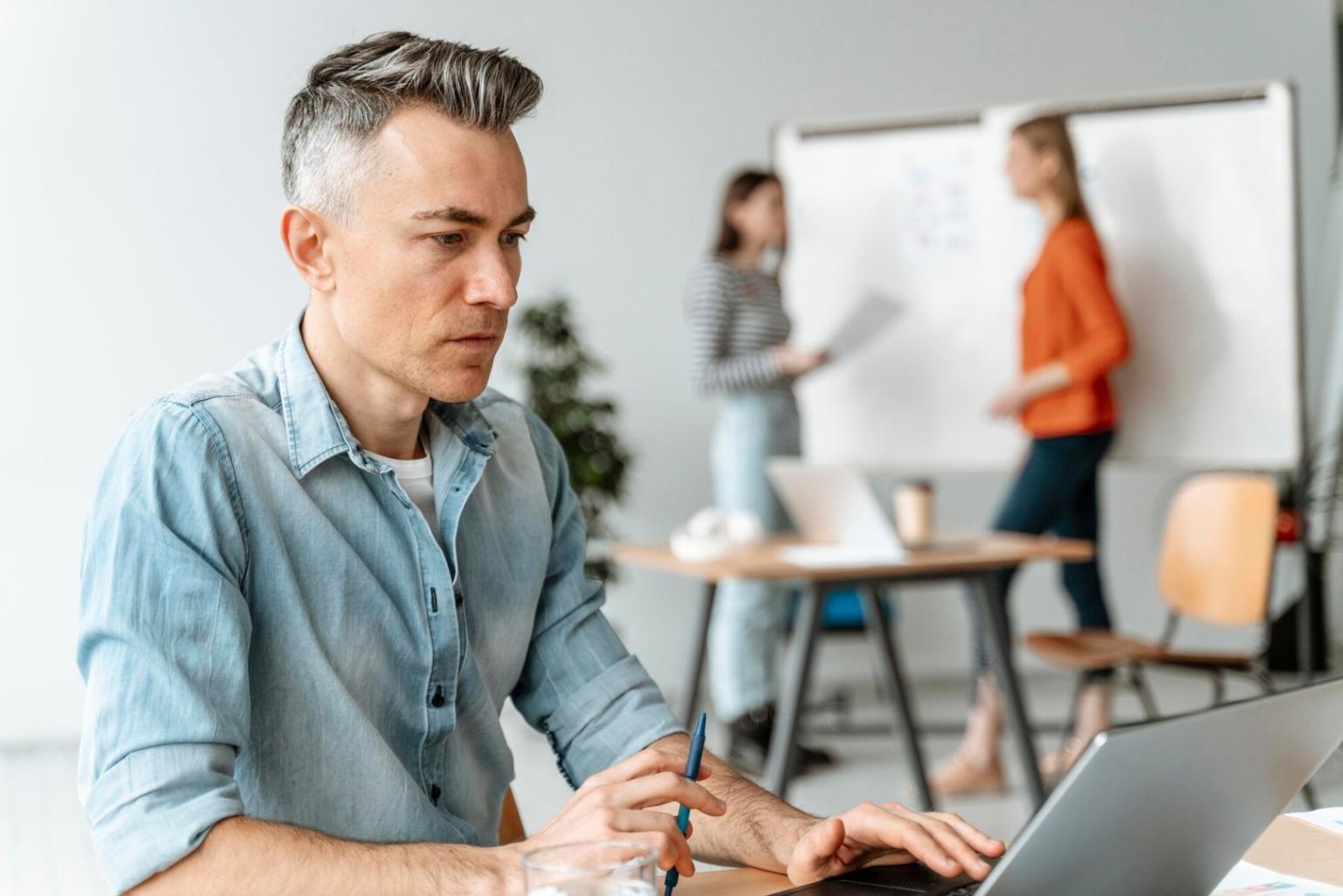 Session de travail collaboratif avec entrepreneurs discutant de stratégies financières